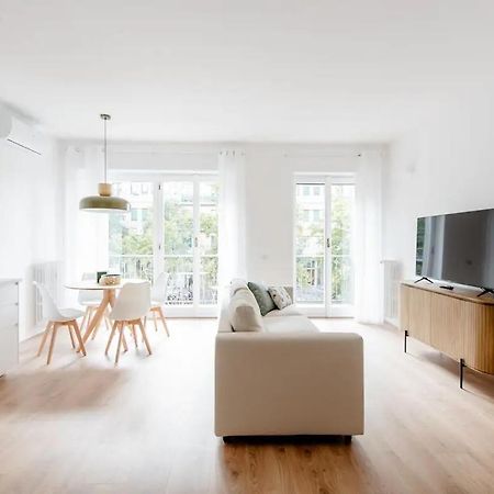 Luxury 2 Bedroom Apartament, Close To San Siro, Fiera And 10 Min Metro To Duomo Mediolan Zewnętrze zdjęcie