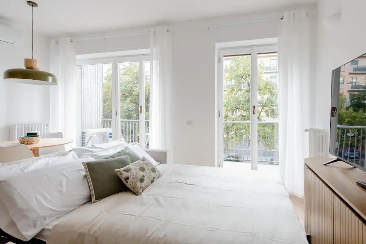 Luxury 2 Bedroom Apartament, Close To San Siro, Fiera And 10 Min Metro To Duomo Mediolan Zewnętrze zdjęcie
